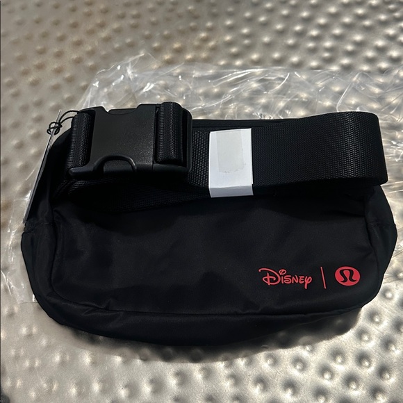 NWT Disney x lululemon Everywhere Belt Bag 1L Mickey in Motion Graphic - Picture 7 of 7